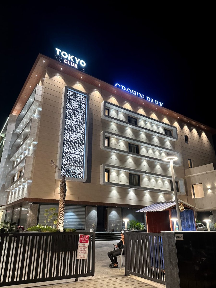 Hotel Crown Park Front View